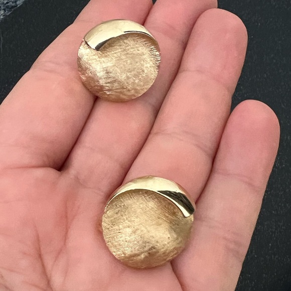 Vintage Crown Trifari Brooch Gold Tone 60s Sculptural with matching earrings - Picture 4 of 5